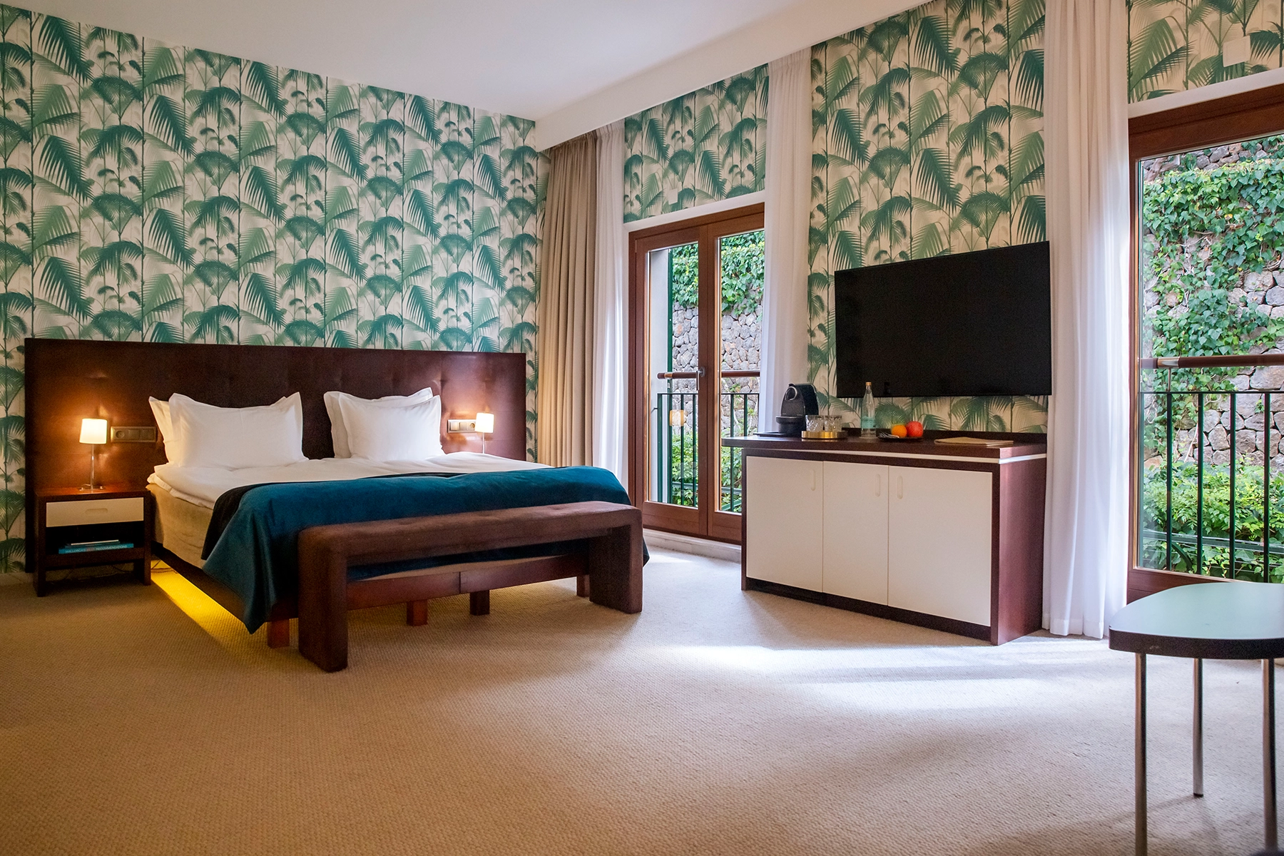 Esplendido-LGV-Cover-Desk-01